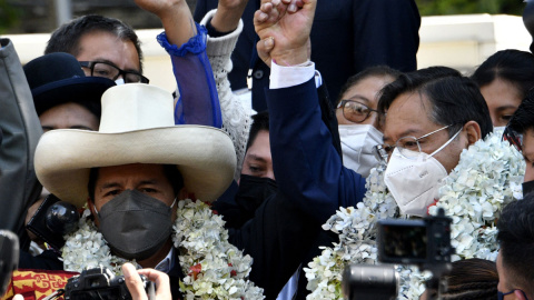  El presidente de Bolivia, Luis Arce (derecha) y su homólogo peruano, Pedro Castillo, levantan la mano en La Paz, el 30 de octubre de 2021.AIZAR RALDES / AFP