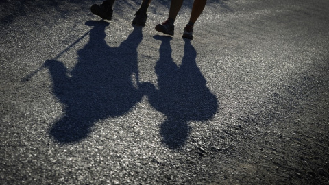 La sombra de unos peregrinos en el Camino de Santiago. AFP/MIGUEL RIOPA