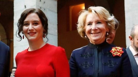 La presidenta de la Comunidad de Madrid, Isabel Díaz Ayuso (i), junto a su antecesora, Esperanza Aguirre.