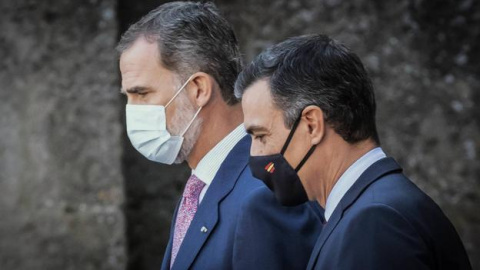 El rey Felipe VI (i) y el presidente del Gobierno, Pedro Sánchez.- EFE