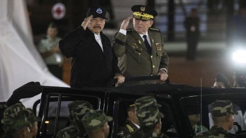 El presidente de Nicaragua, Daniel Ortega (L), y el Comandante en Jefe del Ejército de Nicaragua, General Julio Avilés (R), saludan durante una ceremonia en la que Avilés comienza su tercer mandato consecutivo como jefe del ejército en la Plaza de la 