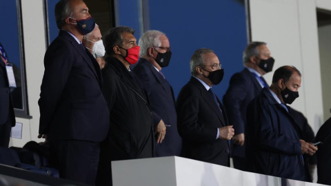 -Los presidentes del Real Madrid, Florentino Pérez (3d) y del Barcelona, Joan Laporta (3i) en el palco durante el partido de LaLiga que enfrenta a sus equipos, que se disputa este sábado en el estadio Alfredo di Stéfano. EFE/Juanjo Martín