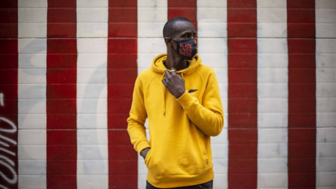 Serigne Mbaye, candidato de Unidas Podemos a la Asamblea de Madrid y portavoz del Sindicato de Manteros de Madrid, en la calle Dos Hermanas, junto al local de Asociación de Sin Papeles de Madrid, el 7 de marzo de 2021. — Jairo Vargas