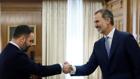  El rey Felipe VI, en una foto de archivo, recibe en audiencia al líder de Vox Santiago Abascal, en la segunda jornada de la ronda de consultas sobre la investidura del presidente del Gobierno en septiembre de 2019. Sebastián Mariscal / EFE