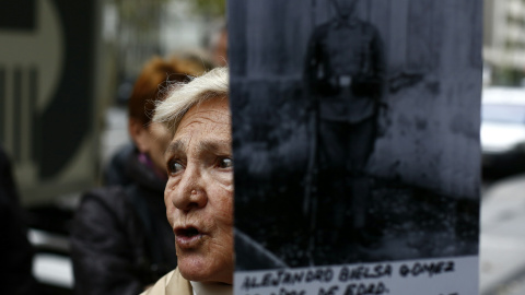  Hija de víctima de la dictadura frente al consulado de Argentina en Madrid.-Óscar del Pozo (Europa Press Foto de ARCHIVO) 8/11/2013