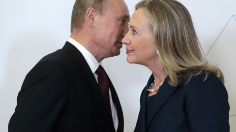  El presidente ruso, Vladimir Putin, da la bienvenida a la secretaria de Estado de los Estados Unidos, Hillary Clinton, durante la Cumbre de Cooperación Económica Asia-Pacífico en Vladivostok, Rusia, el 8 de septiembre de 2012.MIKHAIL METZEL / AFP