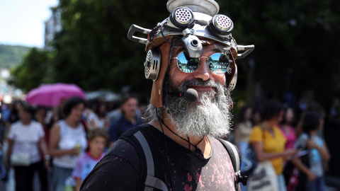 Decenas de negacionistas se han concentrado y han participado en una manifestación sin mascarilla bajo el lema "Salud, amor y libertad" por las calles de San Sebastián.- EFE