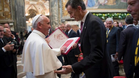 El papa Francisco junto al rey durante la entrega de premios Carlomagno. en mayo de 2016. EFE