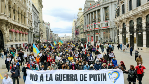  Numerosos manifestantes en la marcha, ‘No a la guerra de Putin’, en la calle Alcalá, a 20 de marzo de 2022, en Madrid.- Cézaro De Luca / Europa Press