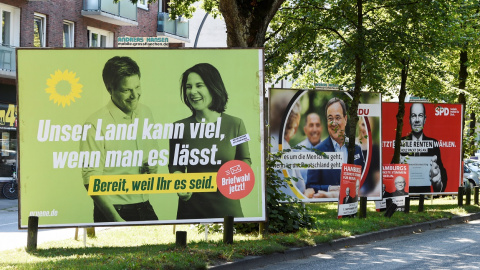 Carteles electorales de los candidatos de los Verdes, la CDU y el SPD, en una calle de Hamburgto (Alemania). REUTERS/Fabian Bimmer