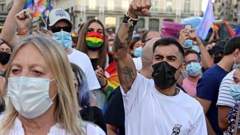  Manifestantes gritan consignas durante la concentración convocada por diferentes asociaciones LGTBI+ para denunciar la pasividad de las instituciones madrileñas ante la ola de agresiones que sufren, este sábado en la Puerta del Sol de Madrid. EFE/ Ví