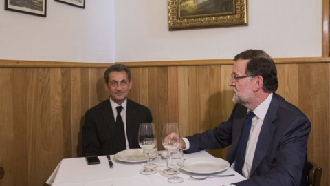 Nicolas Sarkozy (i) y Mariano Rajoy, comiendo en Madrid en 2015. -TWITTER M. RAJOY