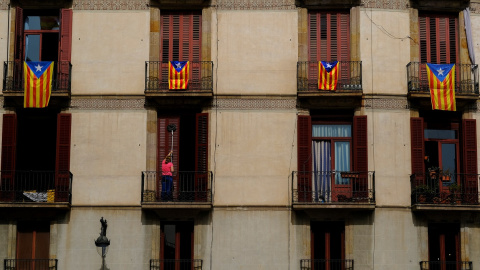 Balcones con esteladas en Barcelona, cerca de la Plaza de Sant Jaume, donde está el Palau de la Generaliltat. REUTERS/Nacho Doce