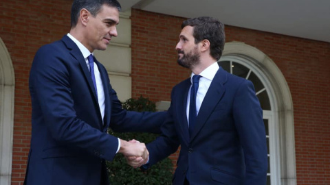 El presidente del Gobierno, Pedro Sánchez, saluda al exlíder del PP, Pablo Casado, en La Moncloa. EFE