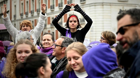 Participantes en una cadena feminista, convocada por la Comisión del 8M, para denunciar los diferentes tipos de violencias a los que se enfrentan las mujeres. EFE/Fernando Villar