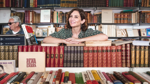 Isabel Díaz Ayuso, presidenta de la Comunidad de Madrid, en la Feria del Libro Antiguo.- COMUNIDAD DE MADRID