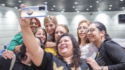 La ministra de Trabajo, Yolanda Díaz (2iz), se fotografía con un grupo de trabajadoras del hogar, este jueves en el Congreso. -MINISTERIO DE TRABAJO