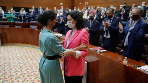 Rocío Monasterio (i), líder de Vox en la Asamblea de Madrid, felicita a la presidenta Isabel Díaz Ayuso durante la investidura de ésta. EFE