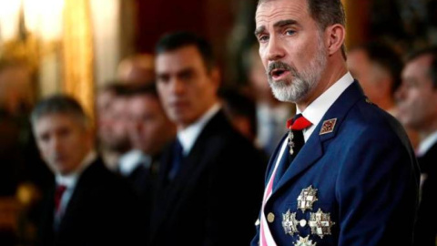 El rey Felipe VI en primer plano, con Pedro Sánchez y Fernando Grande-Marlaska (i) durante la Pascua Militar. EFE