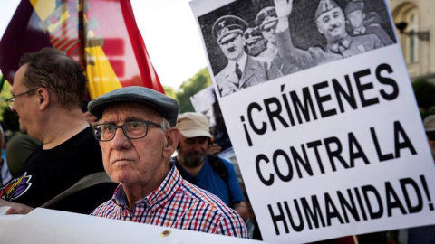 Manifestación de colectivos de memoria histórica frente al Congreso en 2019 / EFE 