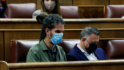  El diputado de Unidas Podemos Alberto Rodríguez (c) en su escaño durante el pleno en el Congreso de los Diputados, este jueves. EFE/Zipi