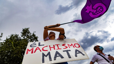  Varias mujeres participan en una concentración feminista para condenar los últimos casos de violencia machista, el pasado viernes en Toledo. ÁNGELES VISDÓMINE//EF