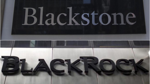 Los logos de las gestoras de fondos Blackstone y BlackRock, en sus respectivas sedes en Nueva York.