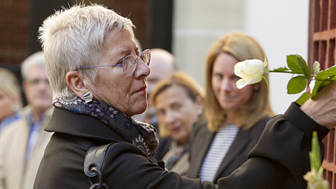  Maixabel Lasa deposita una flor en el monumento a las víctimas en el Parlamento Vasco en el año 2011.- EFE/ARCHIVO