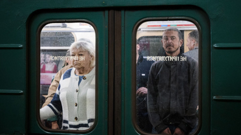  VIajeros en el metro de Kharkiv, este de Ucrania, el 24 de mayo de 2022. Dimitar DILKOFF / AFP