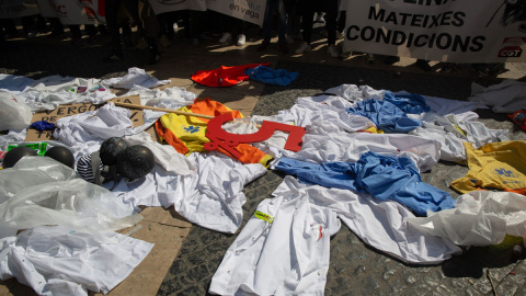  Varias personas tiran batas al suelo como signo de protesta en la plaza Sant Jaume durante una jornada de huelga general de la sanidad pública y privada, en Barcelona, Catalunya (España), a 10 de marzo de 2021.- EUROPA PRESS