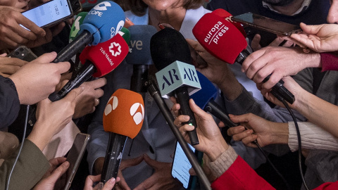 Los periodistas recogen las declaraciones de una dirigente política, en Madrid. EUROPA PRESS