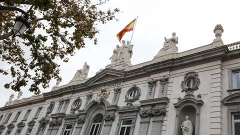 Fachada del edificio del Tribunal Supremo con la bandera española en lo alto. E.P.