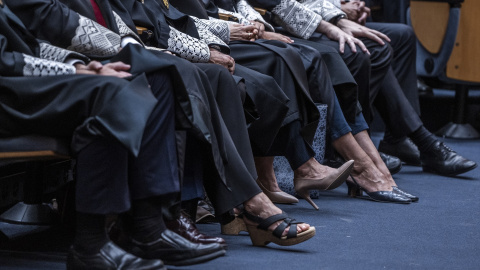 Los zapatos de varios jueces durante el acto de apertura del año judicial 2022-2023 del Tribunal Superior de Justicia de la Comunitat Valenciana (TSJCV), en la Ciudad de la Justicia de Valencia, a 3 de octubre de 2022, en Valencia, Comunidad Valenciana (