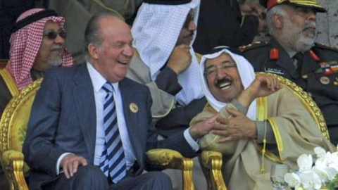 Juan Carlos de Borbón, junto al emir de Kuwait, el jeque Sabah Al Sabah, durante un desfile militar en 2011.- Nada Marafie, EFE