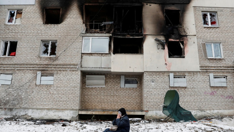 Una mujer, frente a un edificio gravemente dañado por los bombardeos rusos, en localidad de Volnovaja, en la región de Donetsk (Ucrania). REUTERS/Alexander Ermochenko