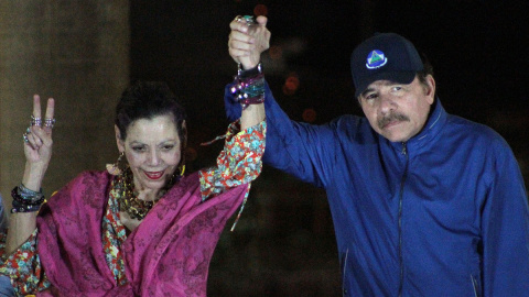  Daniel Ortega y su mujer, Rosario Murillo, en una imagen tomada en marzo de 2019 en la residencia presidencial de Managua.- AFP