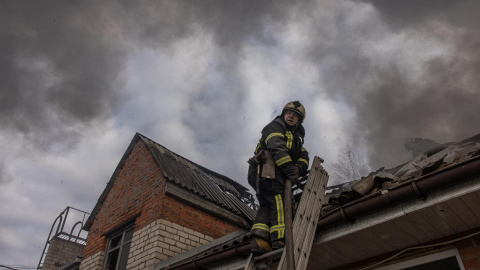  Los bomberos extinguen el fuego en un almacén que fue alcanzado por el bombardeo de la artillería rusa, en Kharkiv, noreste de Ucrania, el 28 de marzo de 2022.- EFE