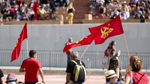 Varias personas sostienen banderas del PCE, en la fiesta del centenario del partido, en Rivas-Vaciamadrid. E.P./Jesús Hellín