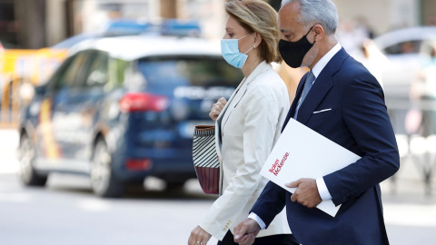 La ex secretaria general del PP María Dolores de Cospedal, a su llegada a la Audiencia Nacional acompañada de su abogado, para declarar como imputada en el caso Kitchen. EFE/ Chema Moya