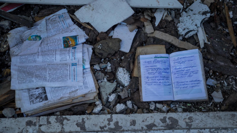  Vista de una agenda y un libro entre la destrucción causada por los bombardeos, en Borodianka (Ucrania).- EFE