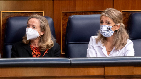  La vicepresidenta primera y ministra de Asuntos Económicos, Nadia Calviño (i); y la vicepresidenta segunda del Gobierno y ministra de Trabajo, Yolanda Díaz, en una sesión plenaria en el Congreso de los Diputados, a 3 de noviembre de 2021, en Madrid, 