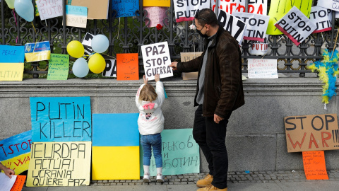 Una niña coloca un cartel contra la guerra, tras una manifestación en Madrid contra la invasión de Ucrania por parte de Rusia. REUTERS/Jon Nazca