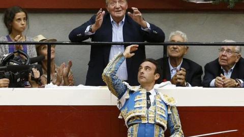 Juan Carlos I, rey emérito, en una imagen de archivo en una corrida de toros de San Sebastián. EFE