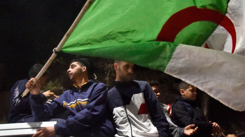  Los argelinos celebran la victoria de su selección nacional en el partido de fútbol final de la Copa Árabe de la FIFA 2021 entre Túnez y Argelia en Argel, el 18 de diciembre de 2021. Riad KRAMDI / AFP