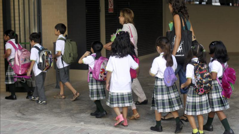 Alumnos de una escuela de L’Hospitalet de Llobregat. EFE/Toni Albir