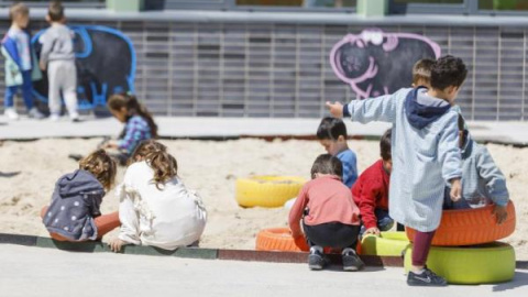 Niños y niñas, jugando en un parque infantil.- EFE/Pablo Martín