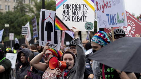  Activistas por el derecho al aborto se manifiestan frente a la Corte Suprema en Washington, DC, EE. UU., 23 de junio de 2022.- EFE