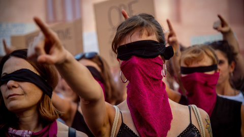  29 de junio de 2022, Italia, Milán: Las mujeres participan en una manifestación del movimiento feminista 'Non una Di Meno', frente al Consulado de los Estados Unidos, contra el fallo de la Corte Suprema de los Estados Unidos que restringe el aborto en 