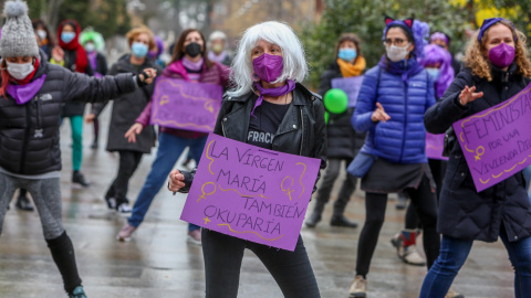 Acción feminista en el final de la bicicletada durante una manifestación por el derecho a la Vivienda en Atocha, Madrid (España)