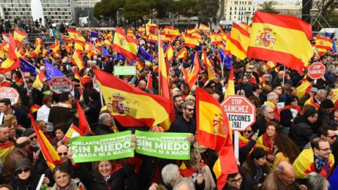  Cientos de personas participan en la concentración convocada por el PP, Ciudadanos y Vox en la plaza de Colón de Madrid. EFE/Fernando Villar